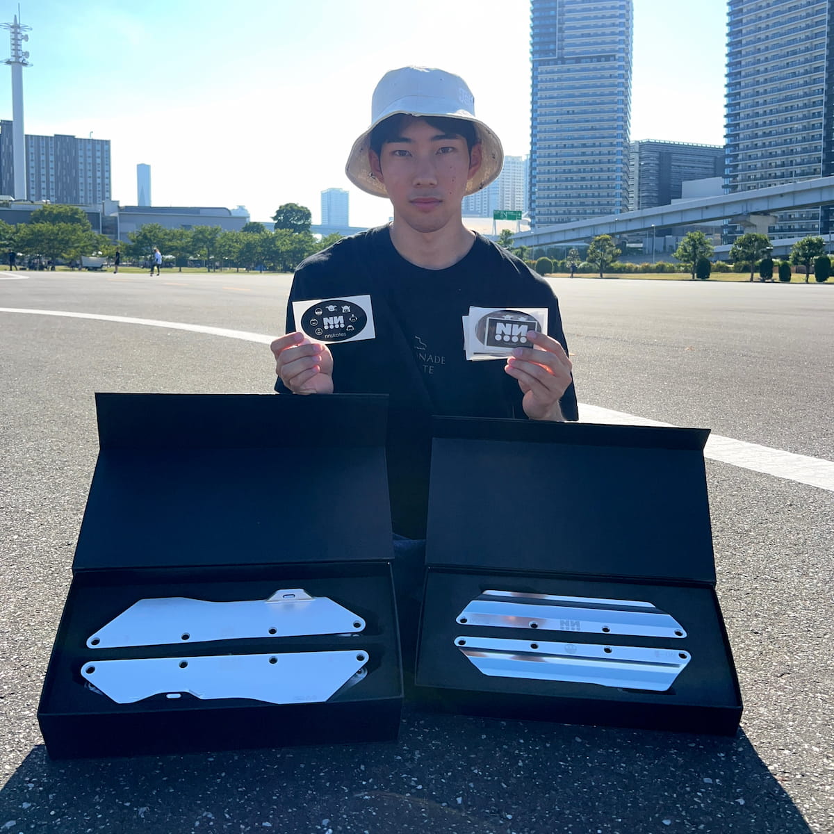 写真2　髙橋葵さんとNN Skatesのフレーム